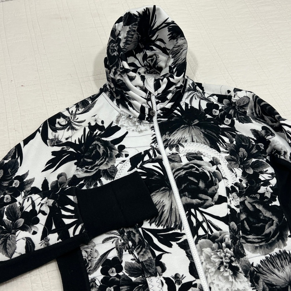 Lululemon Calm & Cozy Jacket Brisk Bloom Floral Black White Fleece Size 8 EUC